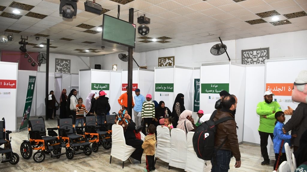 جانب من القافلة الطبية بأسوان 