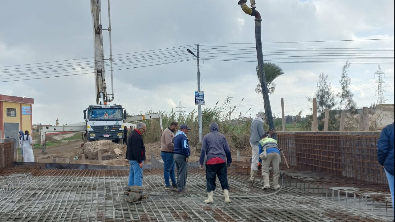 متابعة أعمال صب خرسانة بلاطة كوبرى عرفان بالبحيرة 