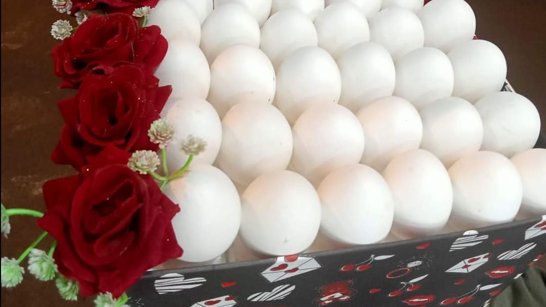 زوج يهدي زوجته كرتونة بيض وحلاوة طحينية في عيد الحب بالبحيرة