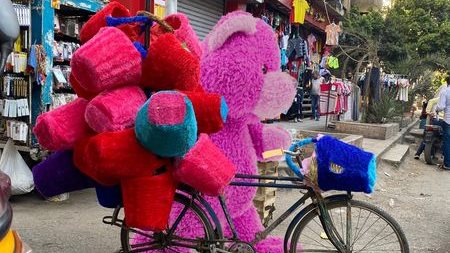 تصميم كارمينيه كارتولانو عن الاحتفال بعيد الحب في القاهرة