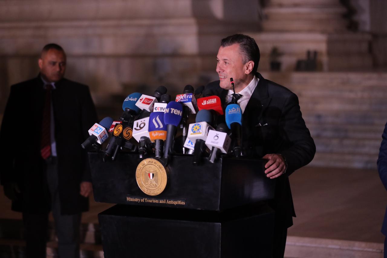 وزير السياحة والآثار 