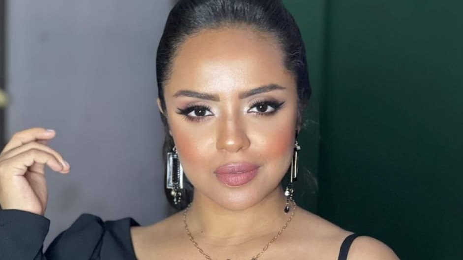الفنانة منة بكر