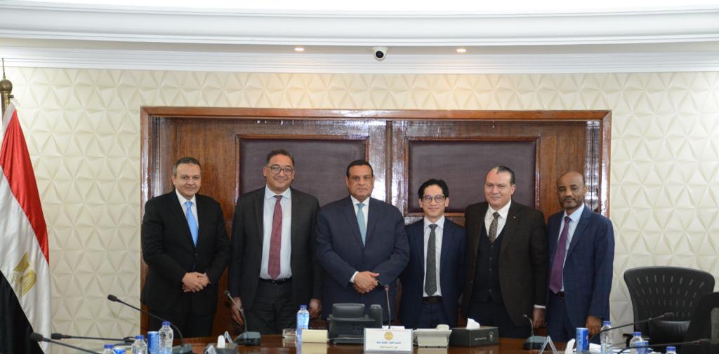 اجتماع وزير التنمية المحلية مع وفد البنك الدولى 