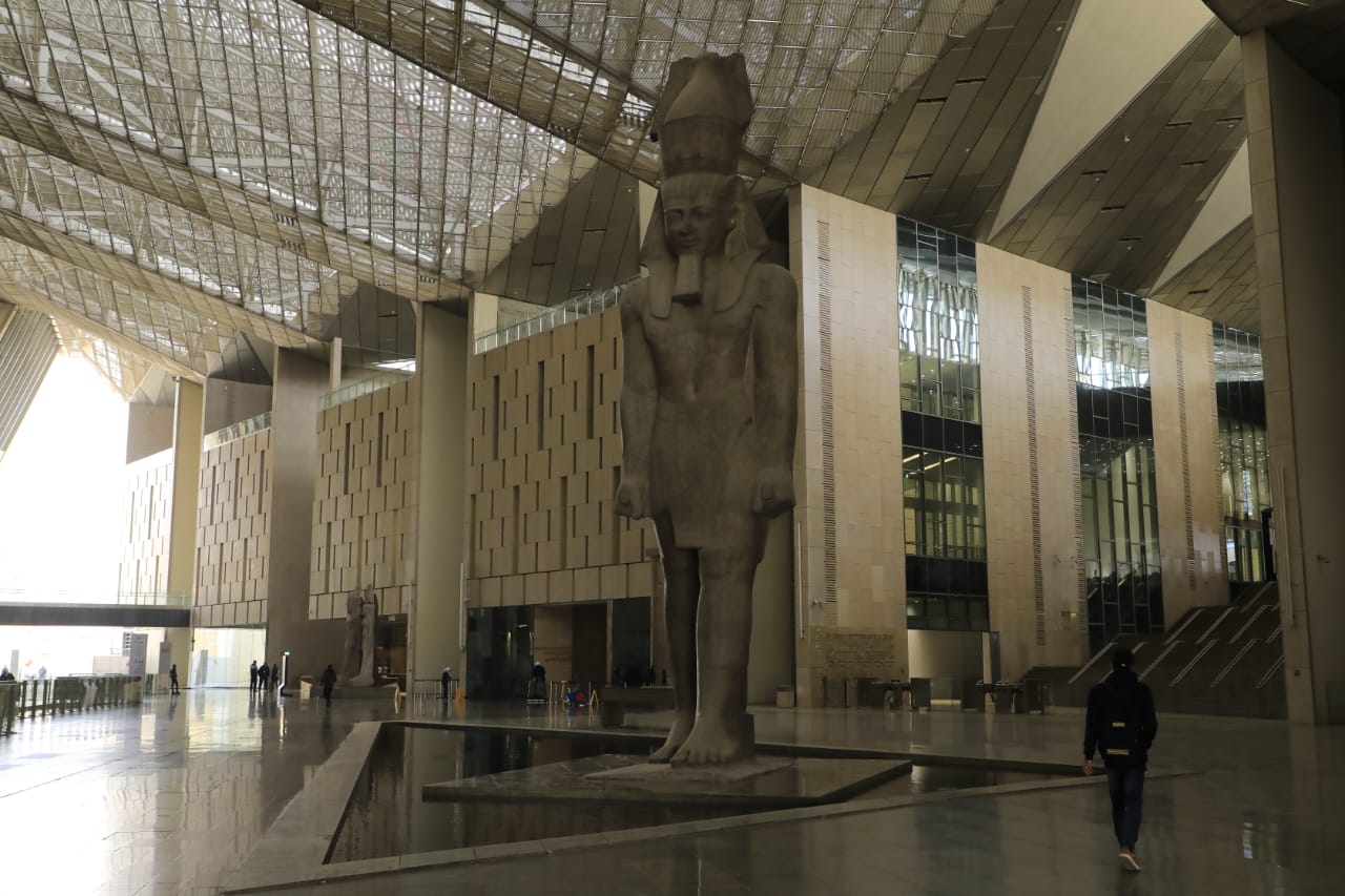 رمسيس الثاني في بهو المتحف المصري الكبير