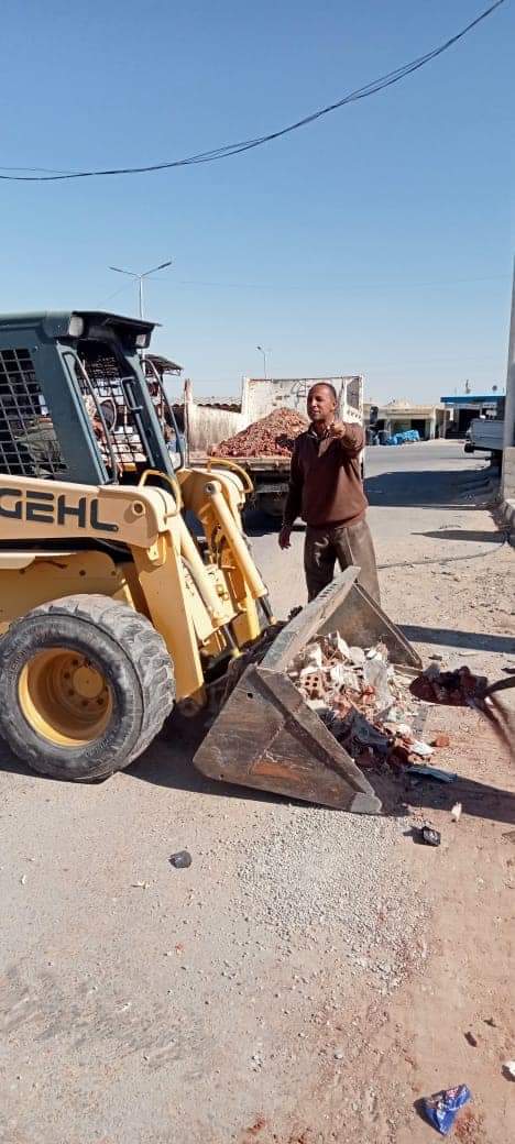 رفع مخلفات القمامة من شوارع قري الحسنة 