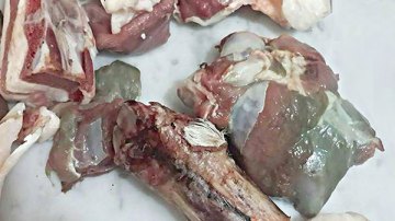 لحوم فاسدة بلون غير طبيعي