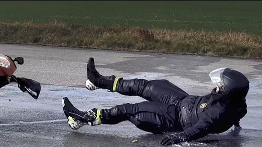 بنطلون يحتوي علي وسائد هوائية 