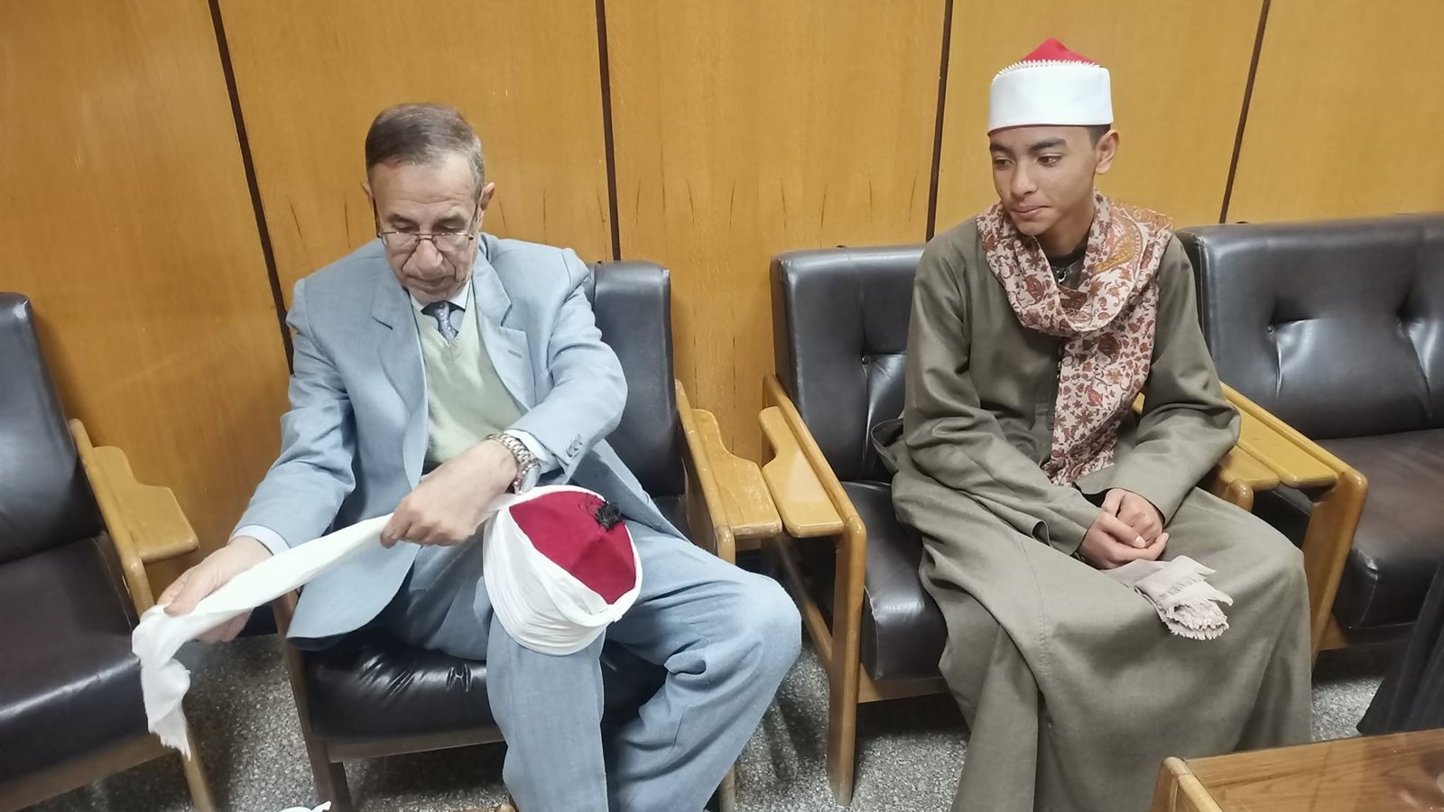 العالم الأزهري يربط العمامة لأحد طلابه
