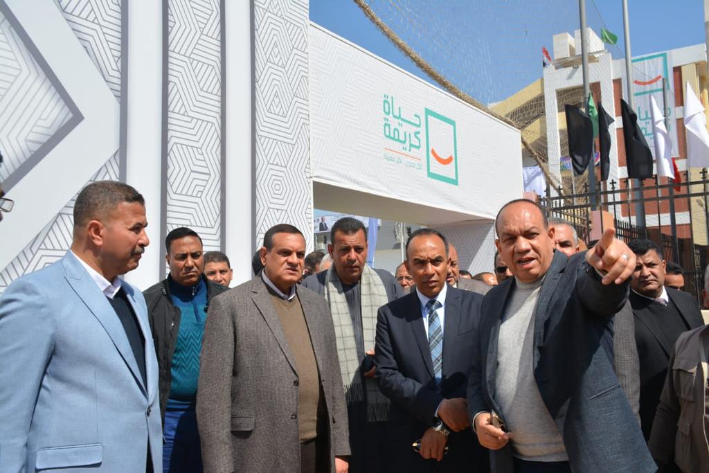 وزير التنمية المحلية خلال زيارته لمحافظة المنيا