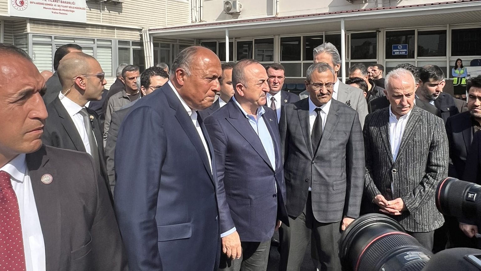 وزيرا خارجية مصر وتركيا يتسلمان شحنة المساعدات المصرية 