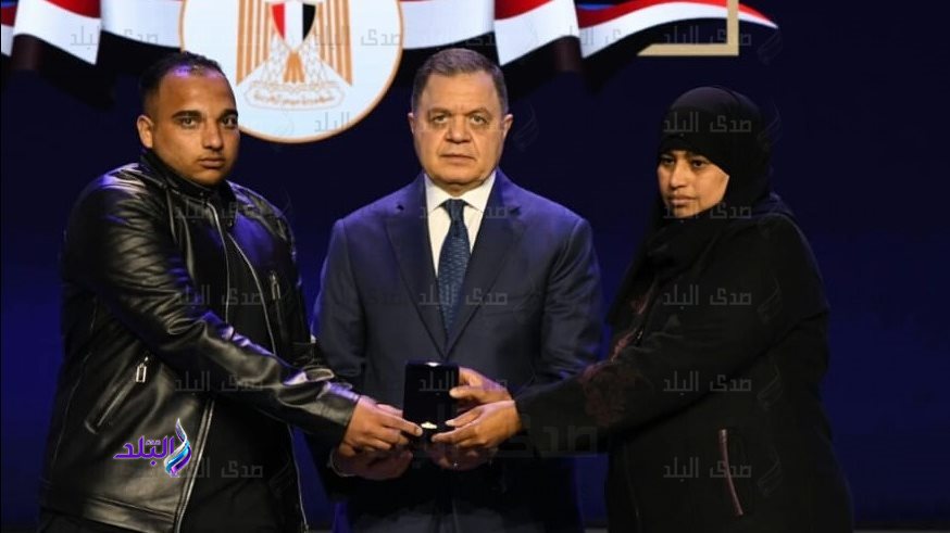 وزير الداخلية يكرم اسر الشهداء 