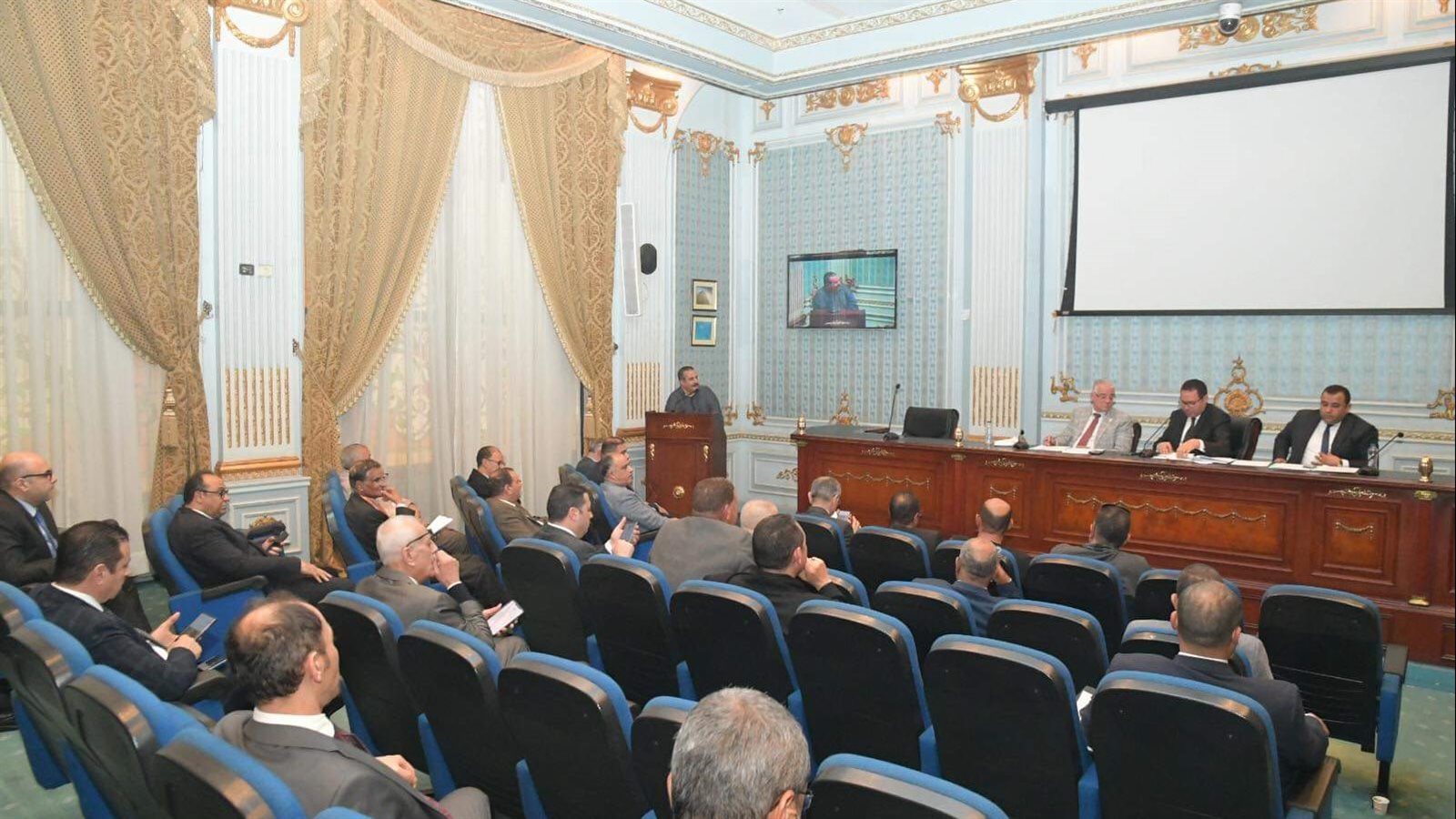 جانب من اجتماع اللجنة 