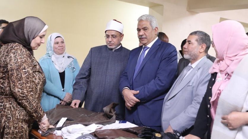  رئيس جامعة الأزهر يفتتح المعرض الخيرى للملابس