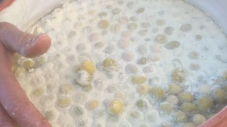 زيتون مجهول المصدر بالفيوم