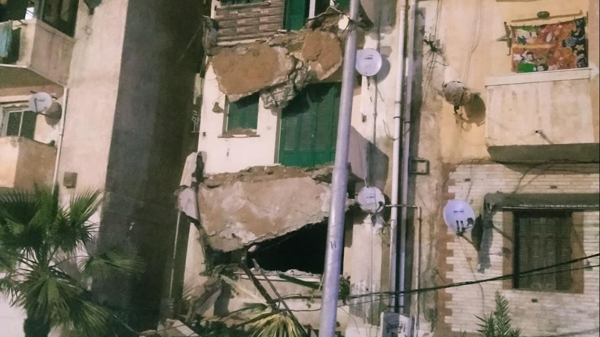 انهيار أجزاء من عقار وسط الإسكندرية