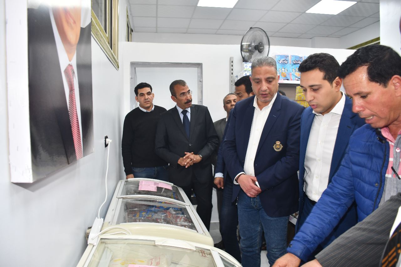 محافظ الفيوم أثناءتفقدة السلع الغذائية