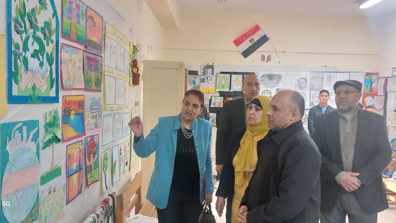 تعليم مطروح يتابع معرض الأنشطة الفنية 
