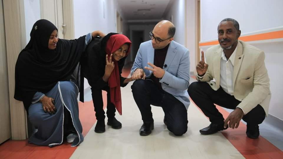 الدكتور هاني عبدالجواد والطفلة ايناس