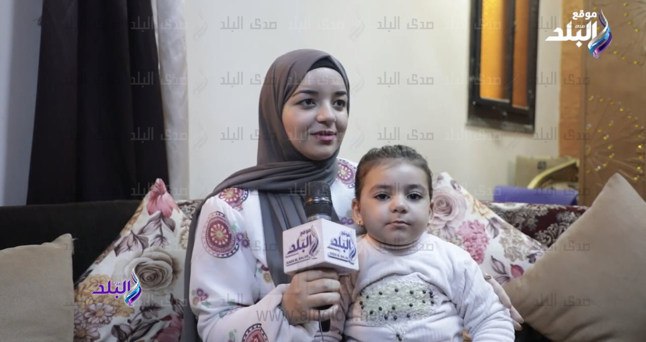 الطفلة مكة ووالدتها الطفلة مكة ووالدتها