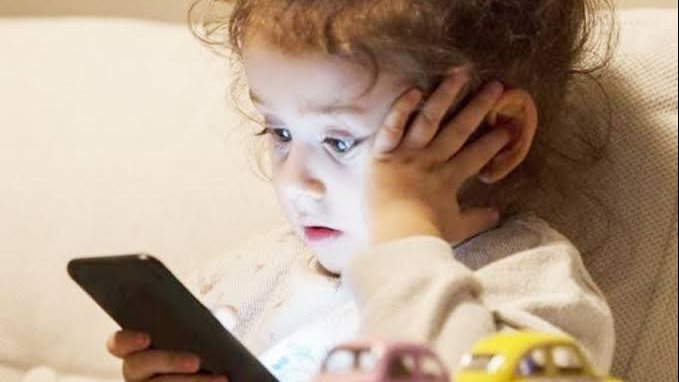 خطوات سهلة تساعد الآباء في تحديد إستخدام الهواتف لأطفالهم