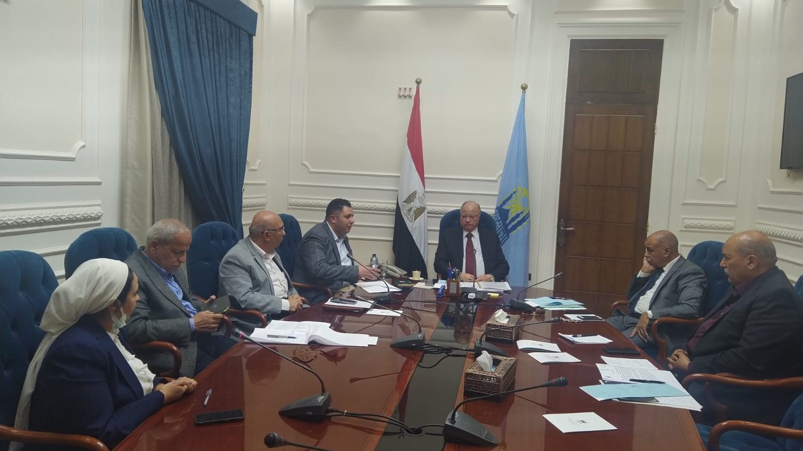 محافظ القاهرة خلال الاجتماع