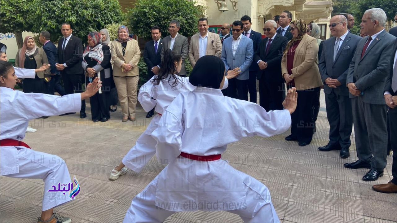 طالبات يمارسن الكاراتيه امام وزيرا التعليم والشباب الان