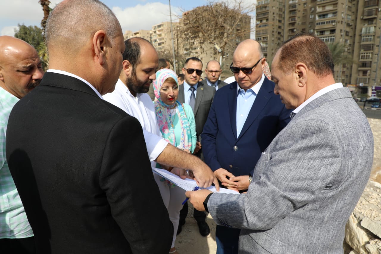 محافظ القاهرة يتفقد أعمال التطوير الجارية بالحديقة الدولية