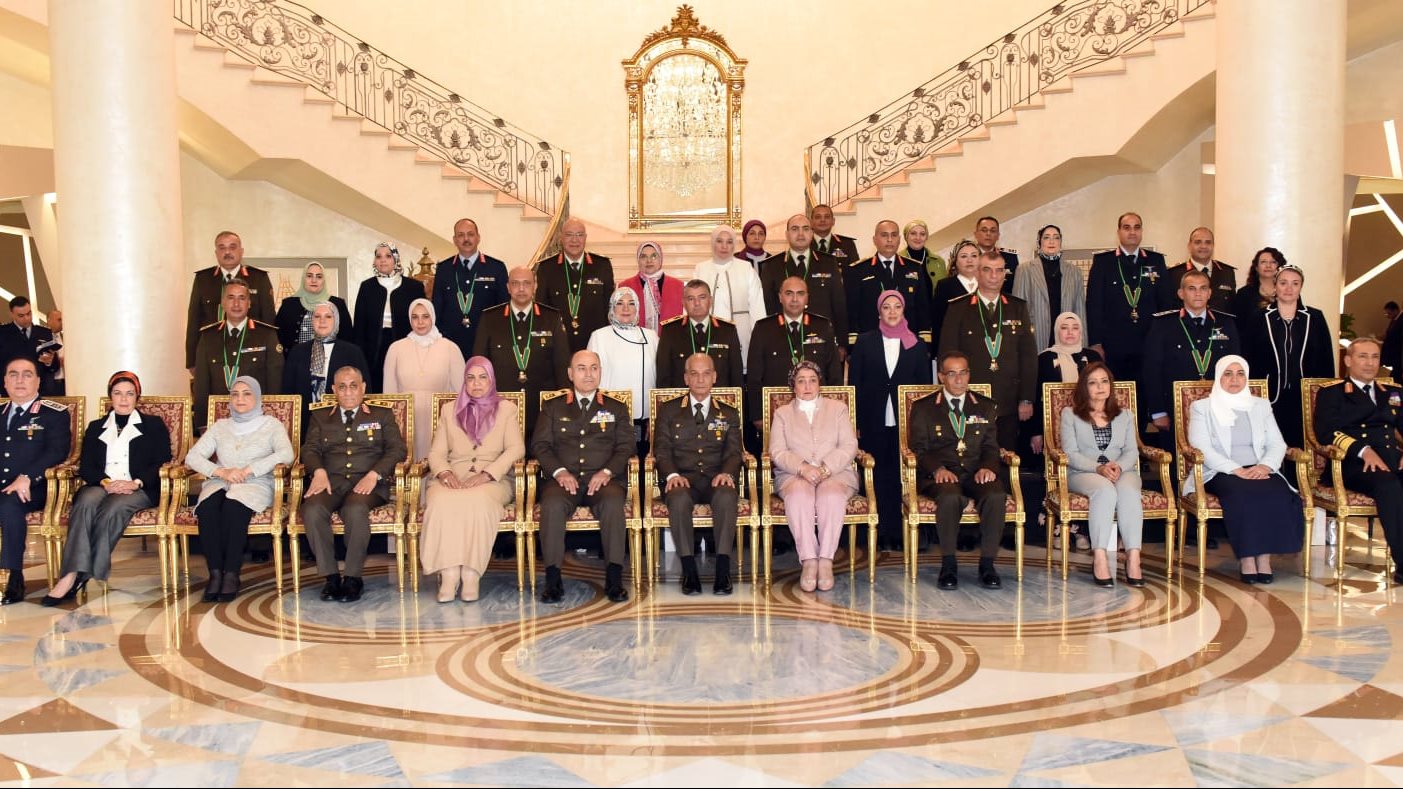 وزير الدفاع يكرم قادة القوات المسلحة المحالين للتقاعد