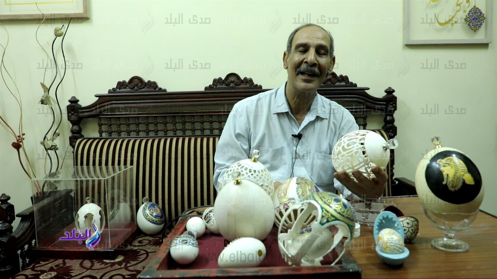 علاء القاضي اشهر نحات على بيص النعام في الاقصر 