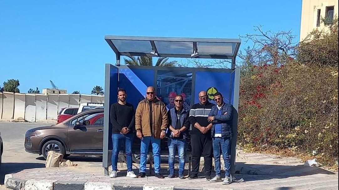 محطة انتظار مضيءة تعمل بالطاقه الشمسية 