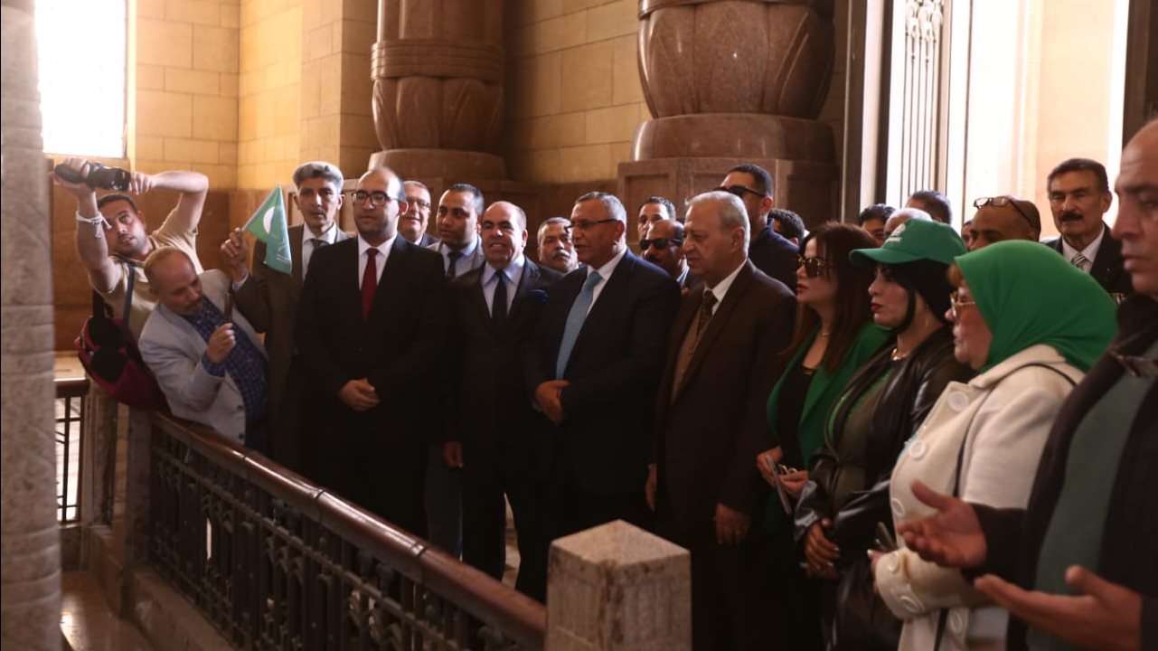 عبد السند يمامة رئيس حزب الوفد من أمام ضريح سعد زغلول