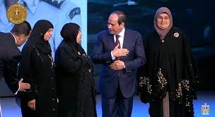 الرئيس السيسي مع امهات الشهداء