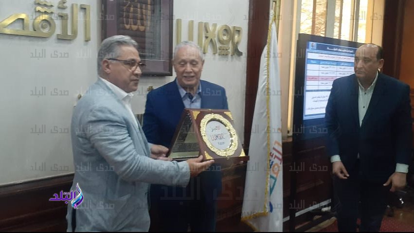 محافظ الأقصر يهدى السجينى درع المحافظة 