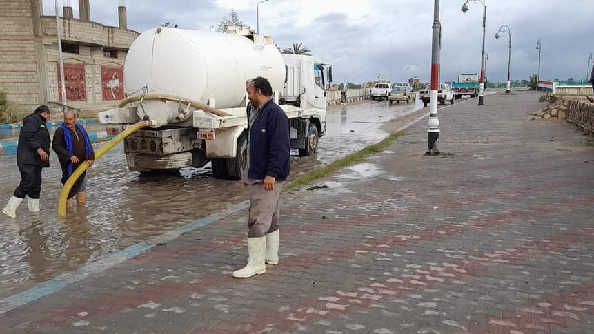 تصريف مياه الأمطار من شوارع وميادين العريش 