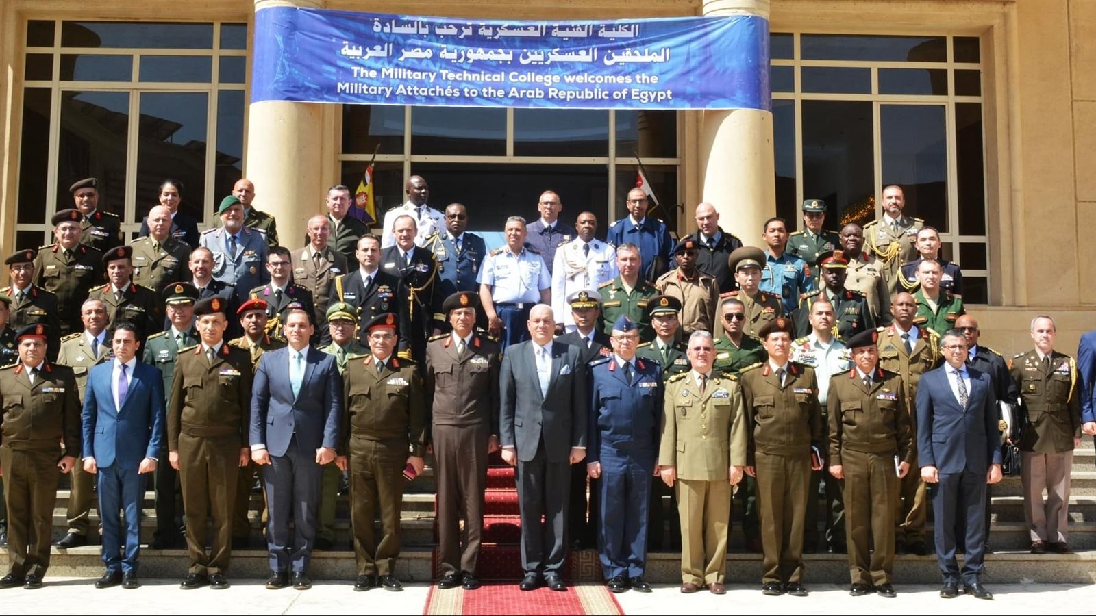 القوات المسلحة تنظم زيارة للملحقين العسكريين للكلية الفنية ا