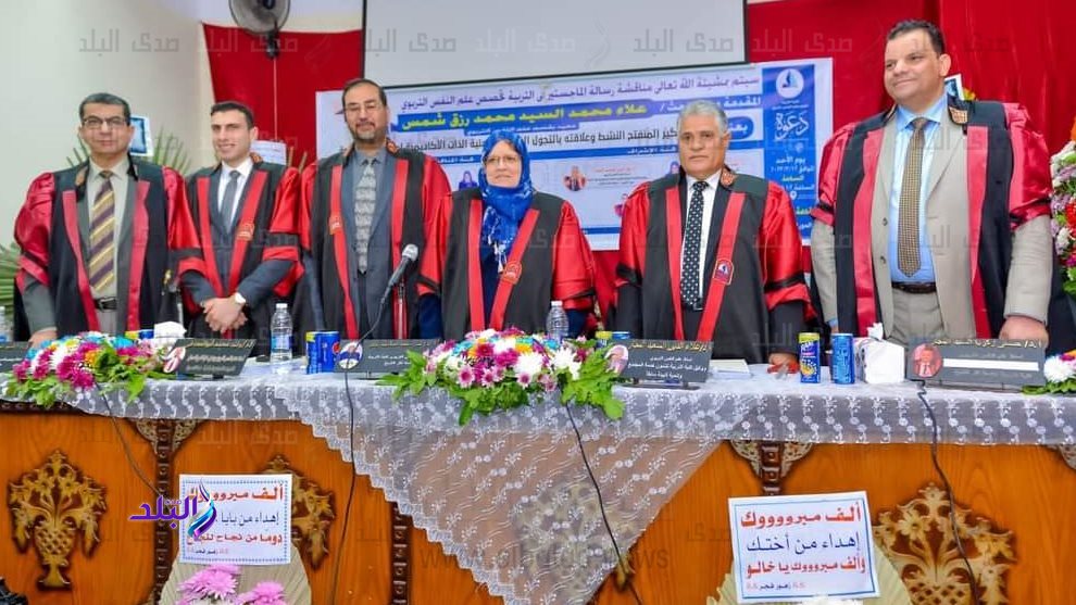 الباحث وسط الحكم والمناقشة 