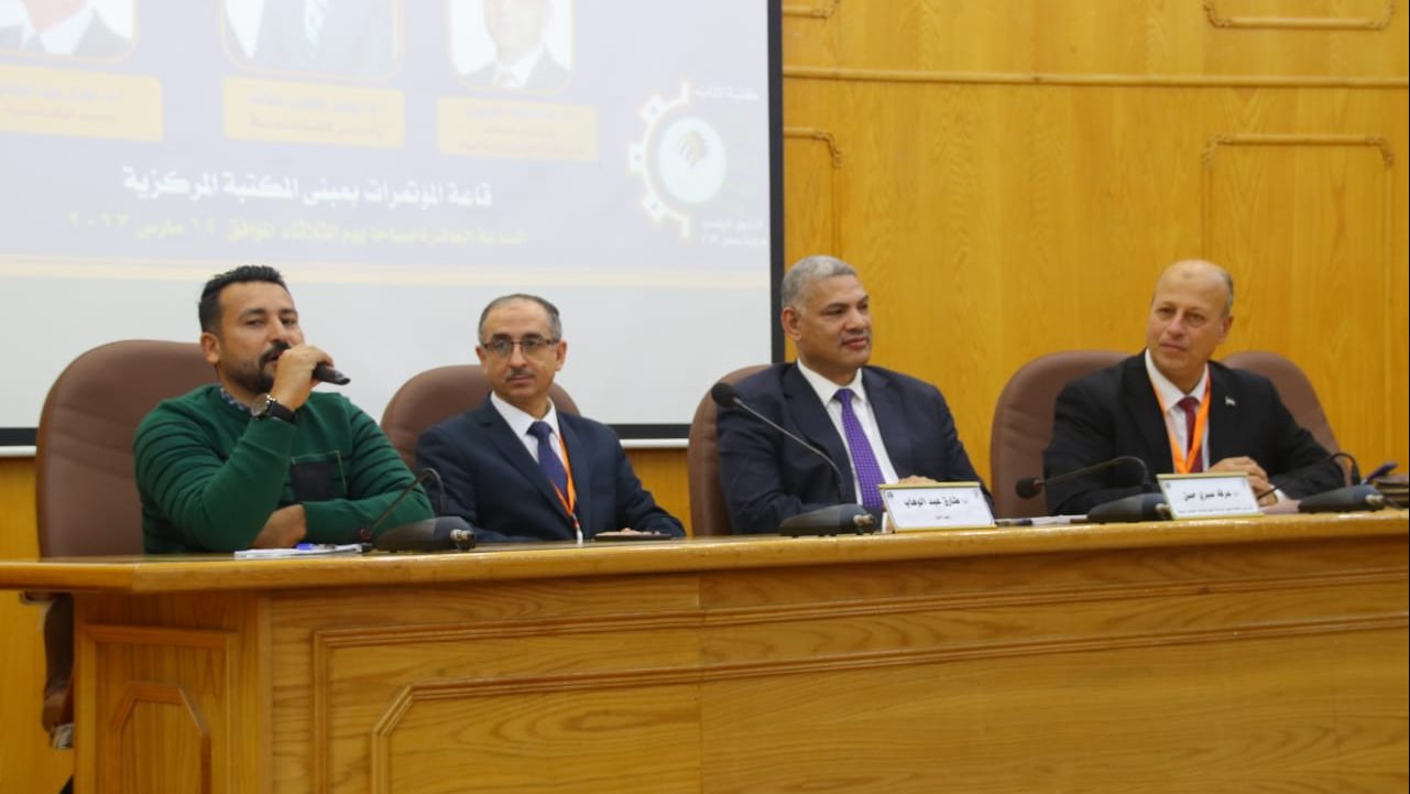 نائب رئيس جامعة الفيوم وعميد كلية الاداب أثناء الملتقى