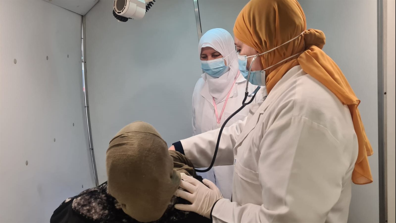 الكشف على 985 مواطن مجانًا خلال قافلة طبية بالبحيرة 