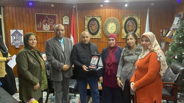 وكيل تعليم مطروح خلال اللقاء ومسئولى المكتبات 