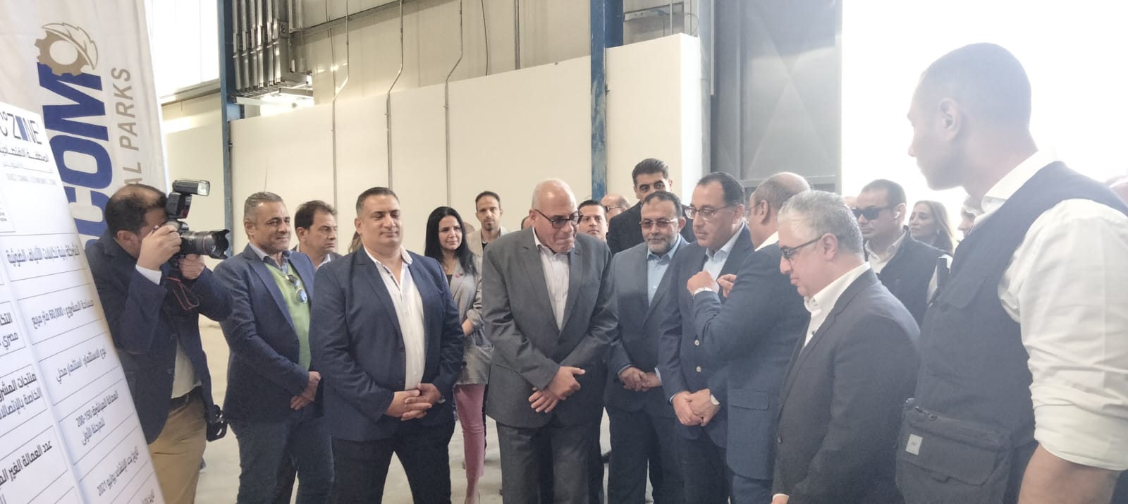 مدبولي يتفقد شركة بنيه لتصنيع الألياف الضوئية