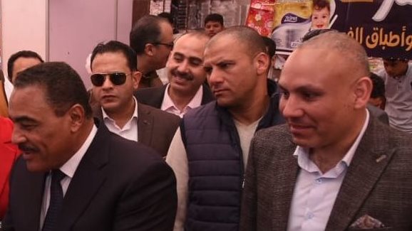 محافظ مطروح خلال تفقد أحد معارض اهلا رمضان