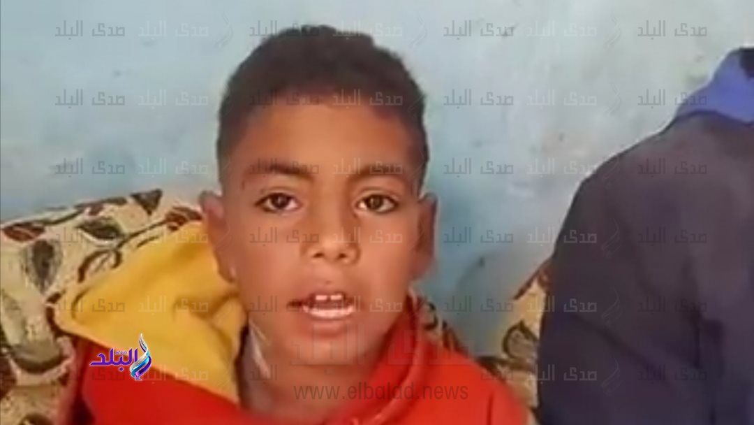 الطفل عمر الناجي من الحادث 