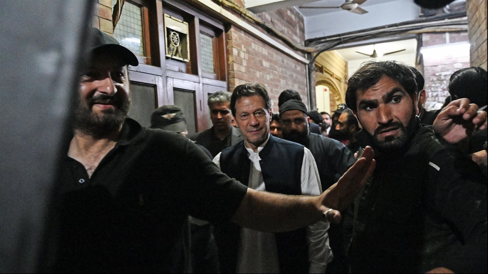 الشرطة الباكستانية تقتحم منزل عمران خان في لاهور