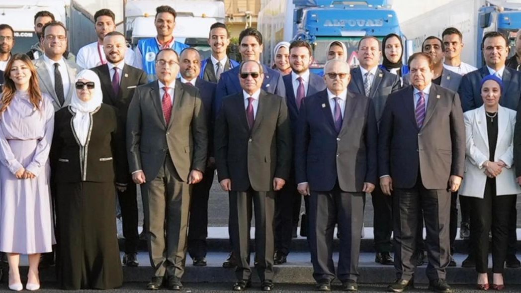 الرئيس السيسي وأبو العينين وكبار الحضور في اطلاق كتف بكتف