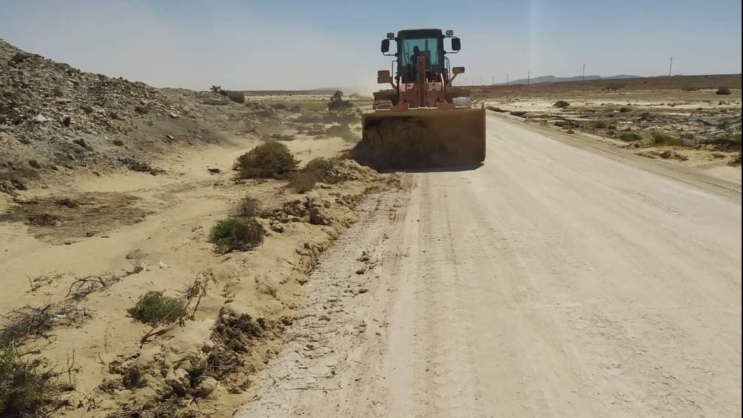 رفع مخلفات الاتربه والرمال الناتجه عن أثار السيول 