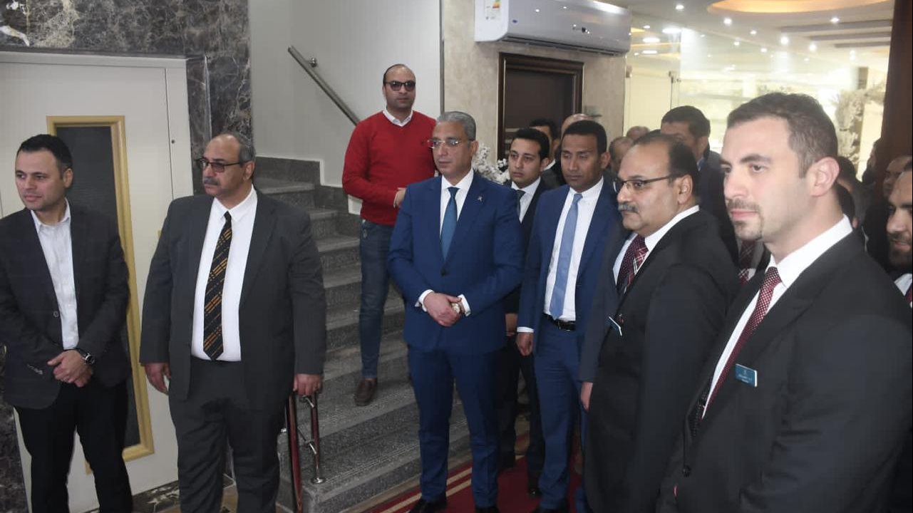 محافظ الفيوم أثناء افتتاحه وحدة رواد الطب