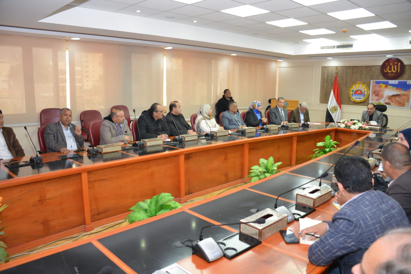 سكرتير عام مطروح خلال الاجتماع