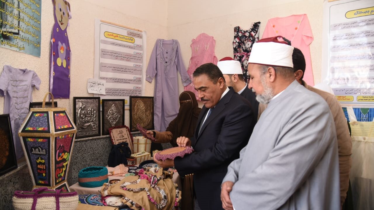 محافظ مطروح خلال تفقد معرض مدارس الازهر