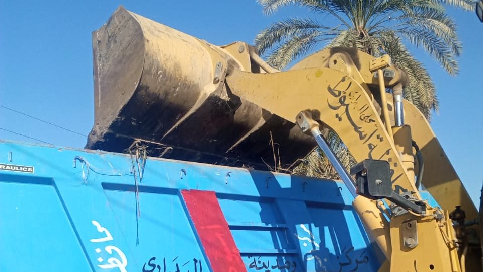 حملة لرفع المخلفات بمركز البداري 