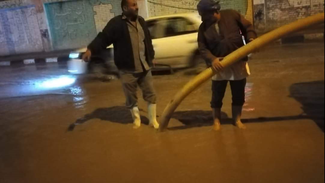 استمرار كسح تجمع مياه الأمطار بشوارع العريش 